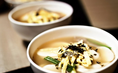 Tteokguk - canh bánh gạo được trang trí thêm tảo biển, trứng cắt lát.