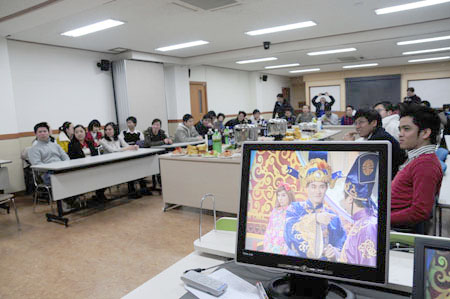 Giao thừa ấm cúng cùng sinh viên Việt tại Ulsan, Hàn Quốc 11