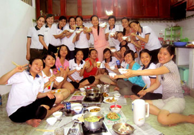 Nhóm 20 du học sinh Việt Nam tại Hiroshima, Nhật Bản nấu ăn cùng nhau để tiết kiệm chi phí