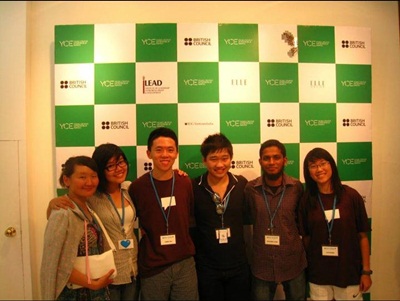 Khanh (thứ 2 từ trái sang) cùng đại diện các nước tham gia Hội nghị Thanh niên châu Á 2011