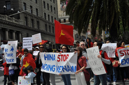 DHS Việt khắp nơi xuống đường phản đối Trung Quốc