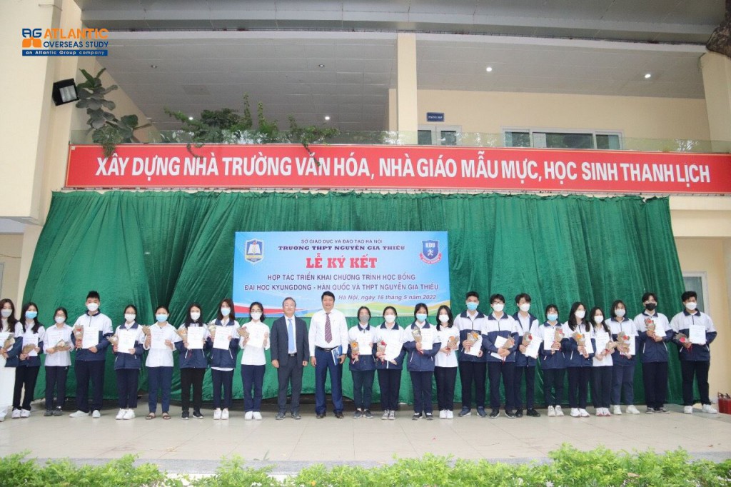 Atlantic trao quà cho học sinh THPT Nguyễn Gia Thiều
