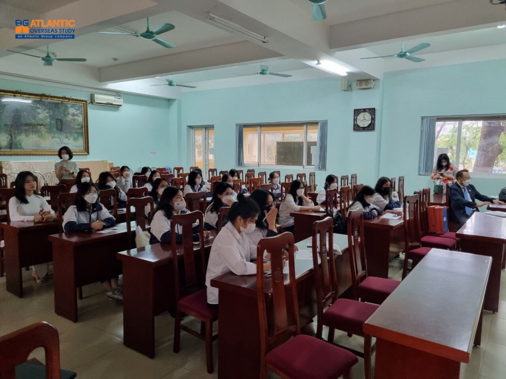 Học sinh Trường THPT Việt Đức tham gia lễ ký kết hợp tác giữa ĐH Kyungdong và THPT Việt Đức