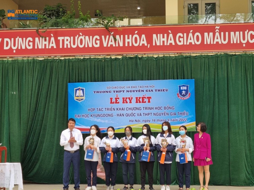Atlantic Group trao học bổng cho học sinh THPT Nguyễn Gia Thiều